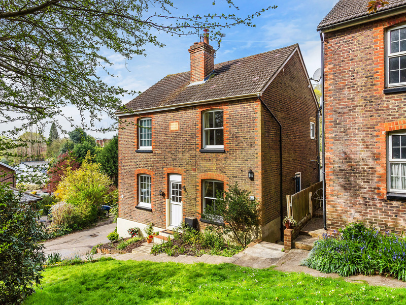 2 bed House - Semi For Sale in Redhill, Surrey