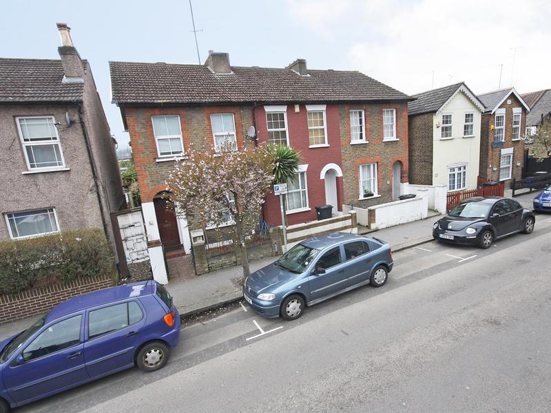 2 bed House - End Terrace For Sale in Croydon, Surrey - 2