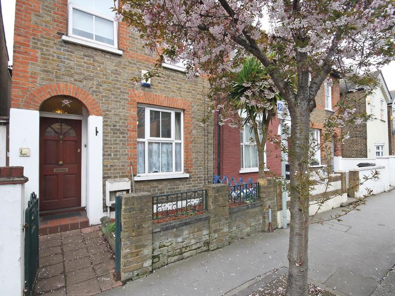 2 bed House - End Terrace For Sale in Croydon, Surrey