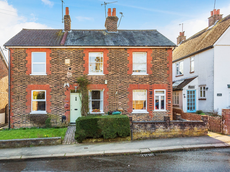2 bed House - End Terrace For Sale in Redhill, Surrey