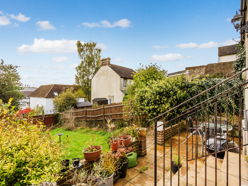 2 bed House - End Terrace For Sale in Redhill, Surrey