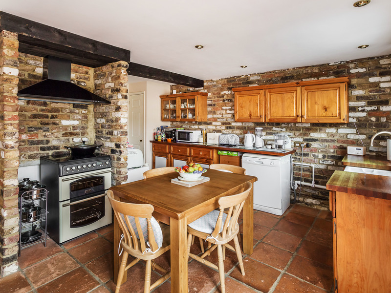 3 bed House - End Terrace For Sale in Horley, Surrey - 3