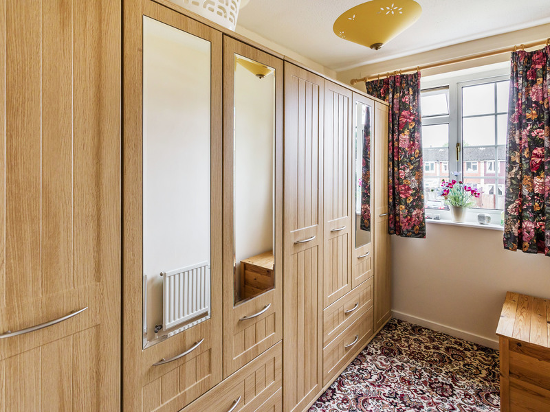 3 bed House - End Terrace For Sale in Horley, Surrey - 2