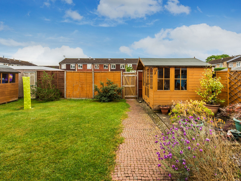 3 bed House - End Terrace For Sale in Horley, Surrey