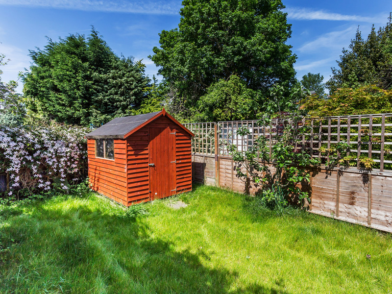 3 Bed House Detached For Sale in Reigate
