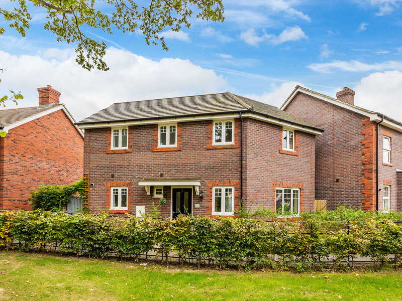 3 bed House - Detached For Sale in Crawley, West Sussex