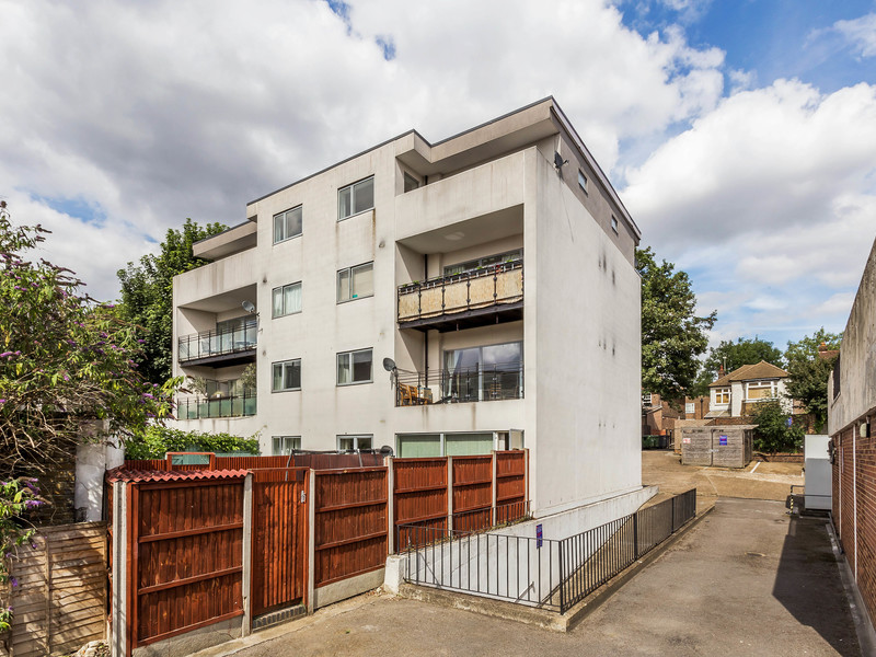 2 Bed Apartment For Sale in Sutton