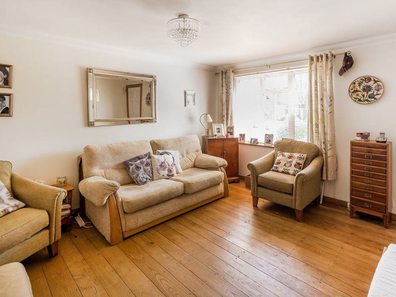 3 bed House - End Terrace For Sale in Horley, Surrey - 2