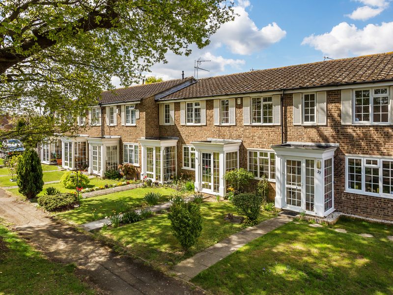 3 bed House - End Terrace For Sale in Horley, Surrey