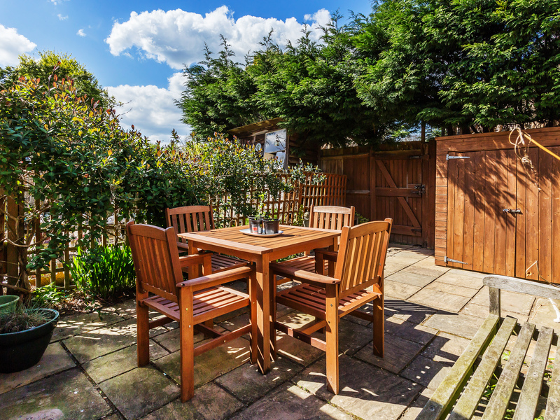 3 bed House - End Terrace For Sale in Horley, Surrey - 3