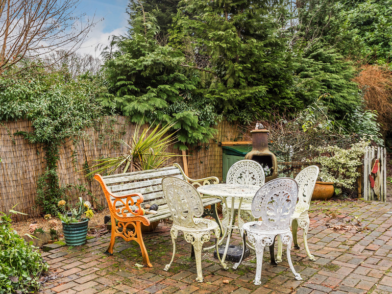 3 bed House - Detached For Sale in Copthorne, West Sussex - 3