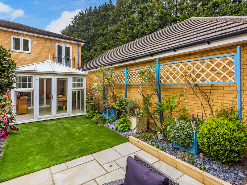 3 bed House - Semi For Sale in Pound Hill, Crawley, West Sussex - 3