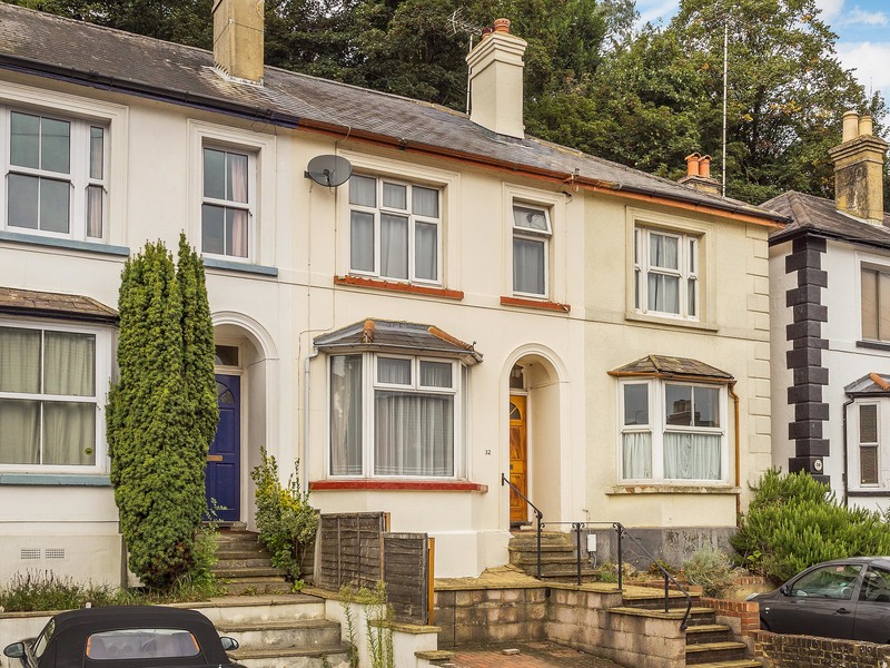 3 bed House - End Terrace For Sale in Redhill, Surrey