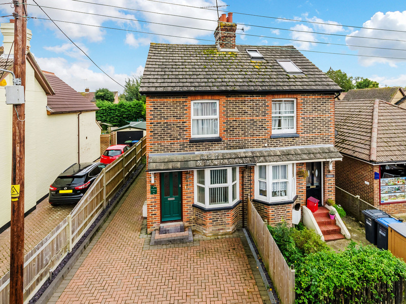 3 bed House - Semi For Sale in Copthorne, West Sussex