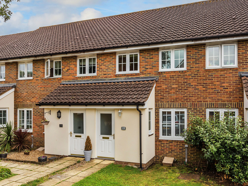 2 bed House - End Terrace For Sale in Horley, Surrey