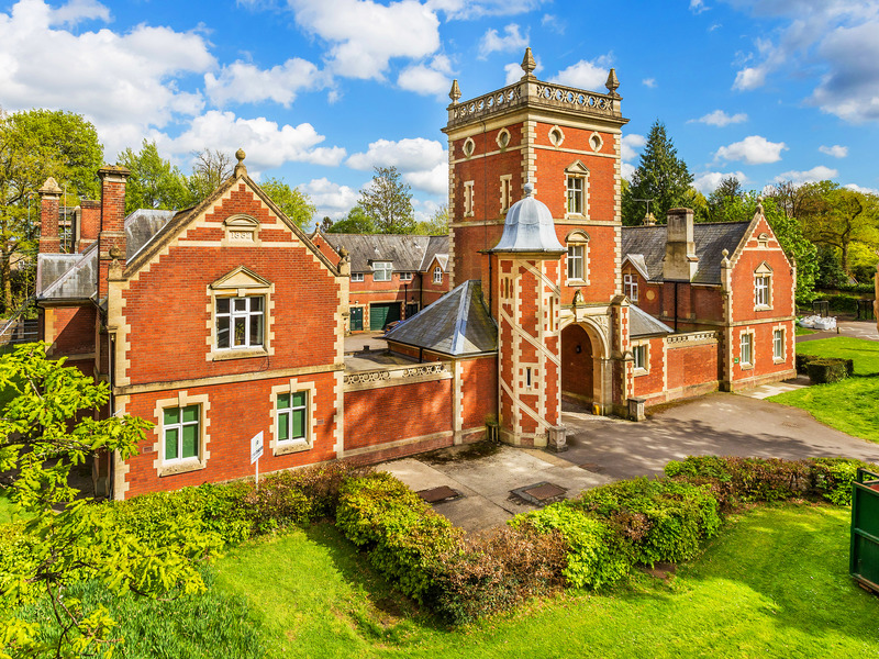 3 Bed Apartment For Sale in Crawley