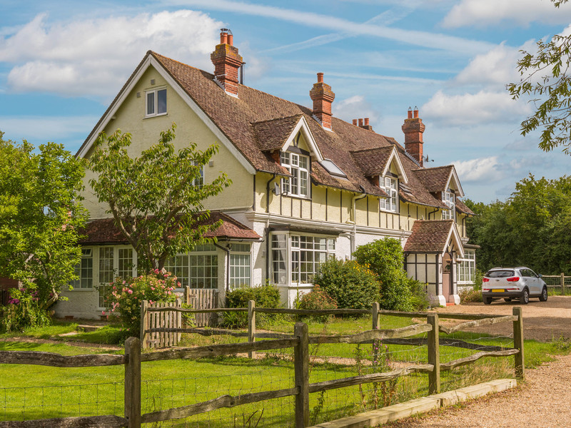 3 Bed Apartment For Sale in Dorking