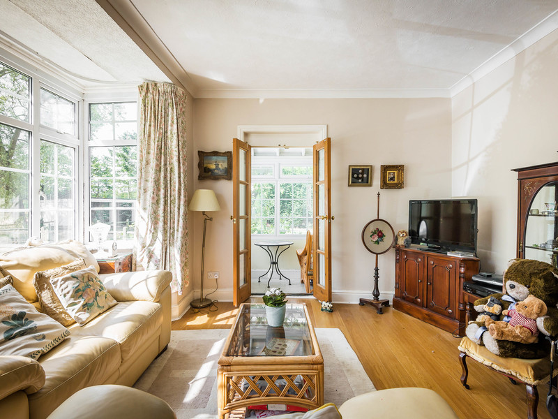 3 Bed Apartment For Sale in Dorking