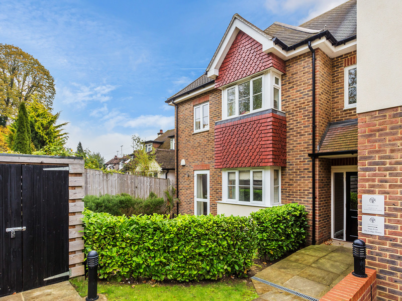 2 bed Apartment For Sale in Chipstead, Surrey