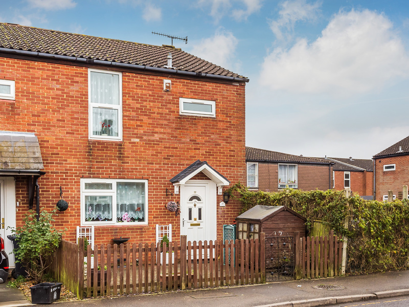 3 bed House - End Terrace For Sale in Horley, Surrey