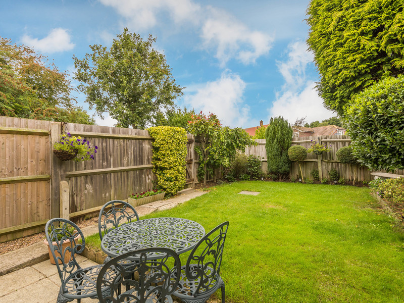 3 bed House - End Terrace For Sale in Horley, Surrey - 3