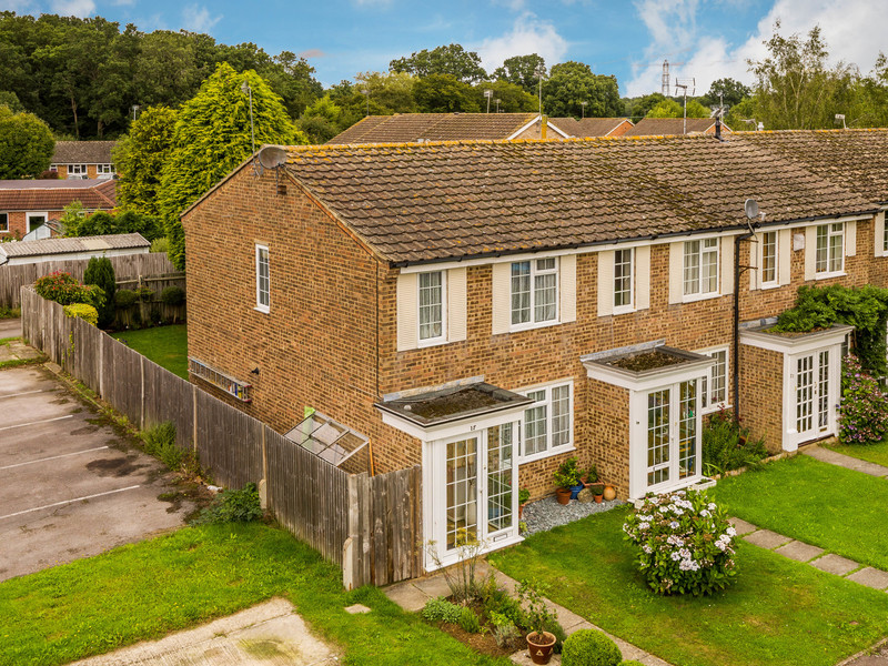 3 bed House - End Terrace For Sale in Horley, Surrey - 2