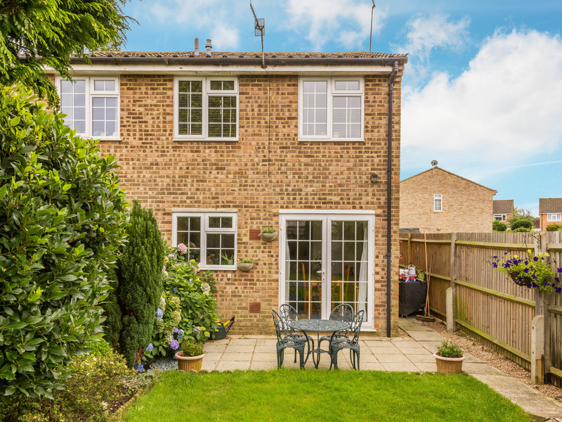 3 bed House - End Terrace For Sale in Horley, Surrey