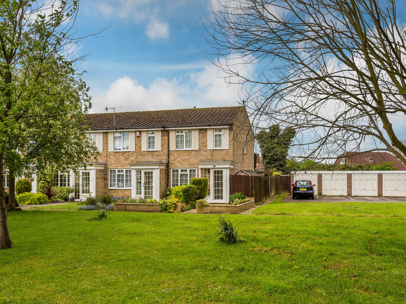 3 bed House - End Terrace For Sale in Horley, Surrey - 3