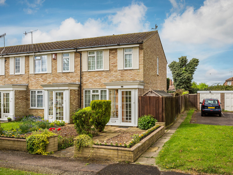 3 bed House - End Terrace For Sale in Horley, Surrey