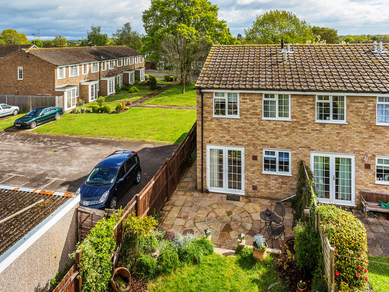 3 bed House - End Terrace For Sale in Horley, Surrey - 2