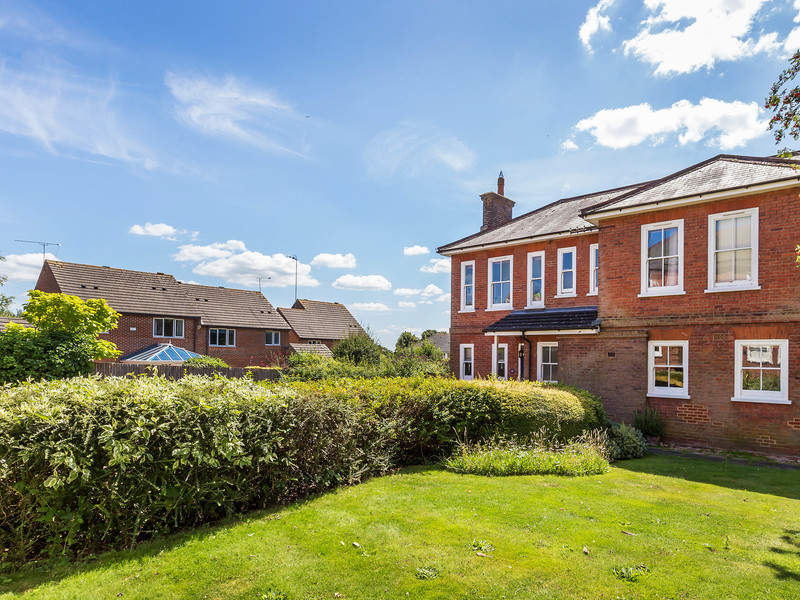 2 bed Apartment For Sale in Redhill, Surrey - 2
