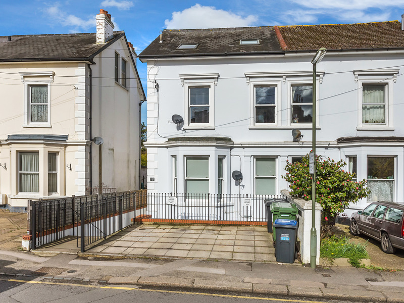 2 Bed Apartment For Sale in Redhill