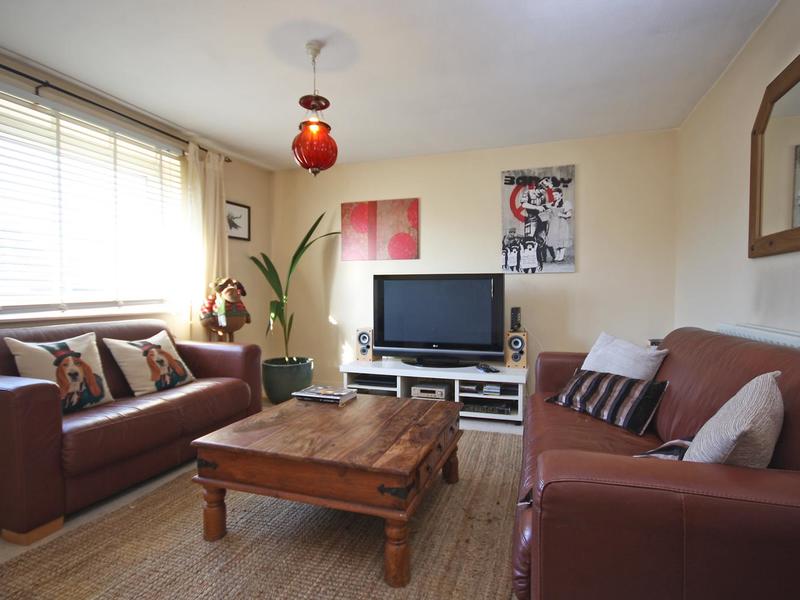 1 bed Maisonette For Sale in Horley, Surrey - 2