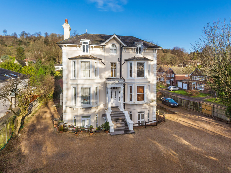 2 Bed Apartment For Sale in Reigate