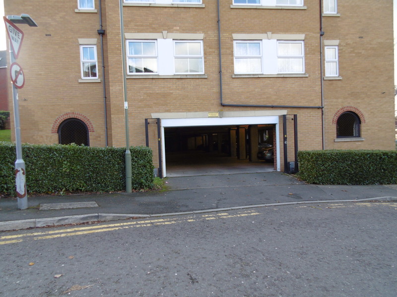 2 bed Apartment For Sale in Redhill, Surrey - 2