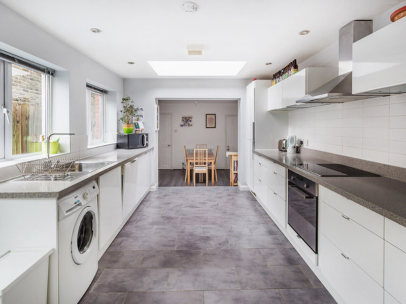 2 bed House - End Terrace For Sale in Caterham, Surrey - 3