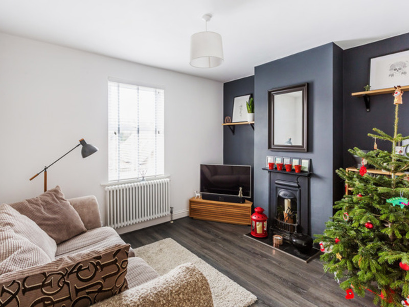 2 bed House - End Terrace For Sale in Caterham, Surrey - 2