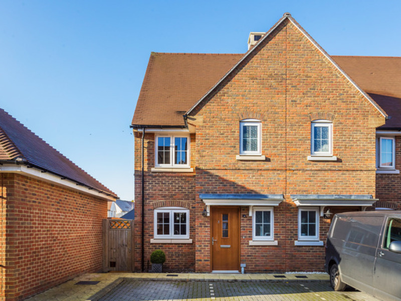 2 bed House - End Terrace For Sale in Horsham, West Sussex