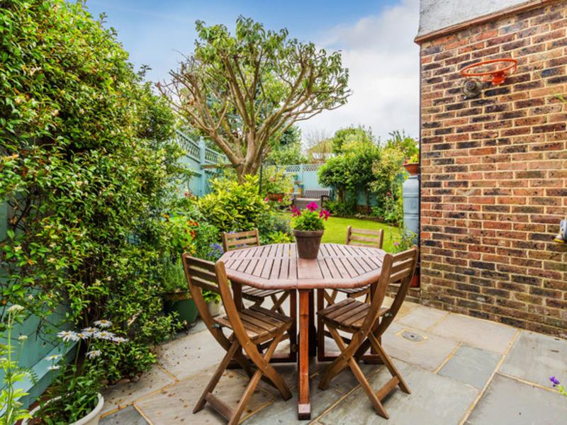 3 Bed House Semi For Sale in Reigate