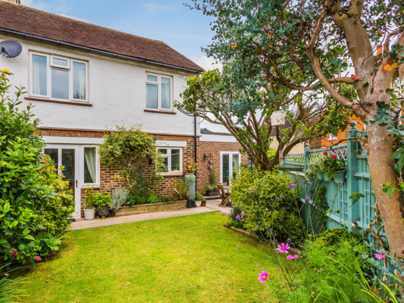 3 Bed House Semi For Sale in Reigate