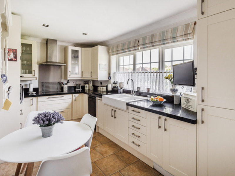 4 bed House - Semi For Sale in Horley, Surrey - 2