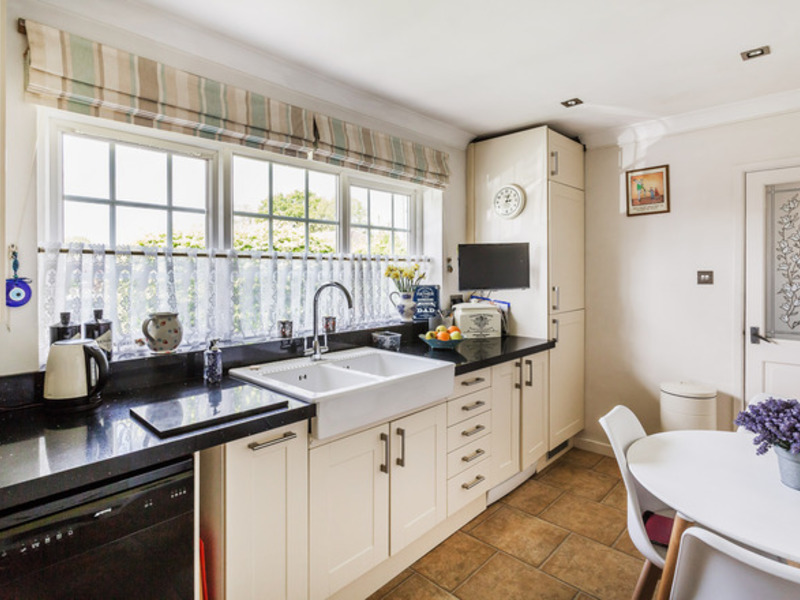 4 bed House - Semi For Sale in Horley, Surrey - 3