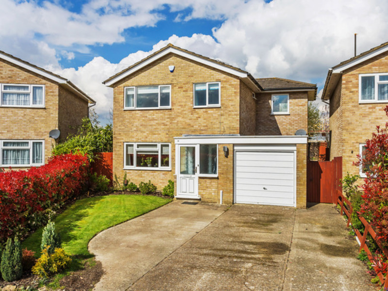 4 Bed House Detached For Sale in Horley