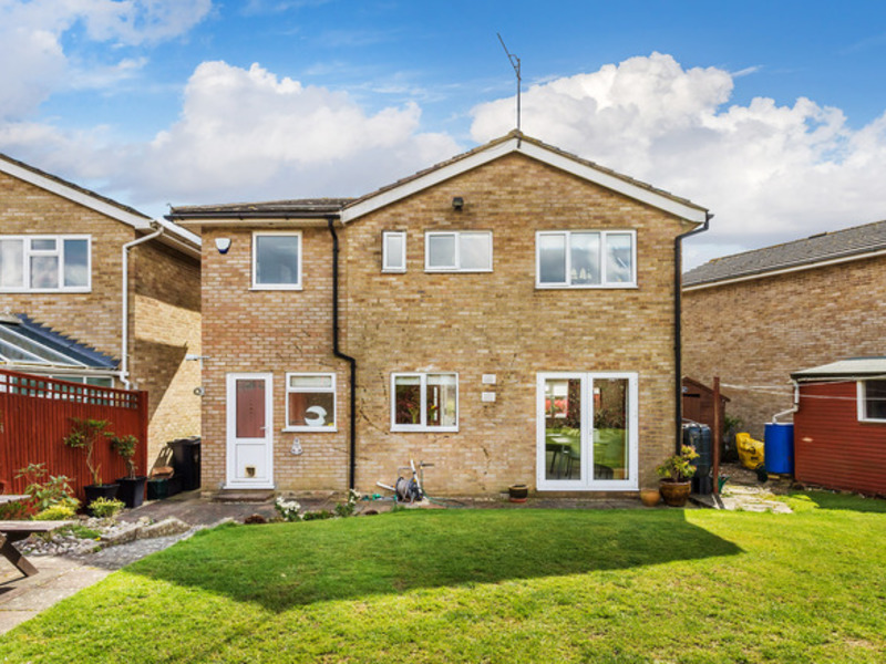 4 Bed House Detached For Sale in Horley