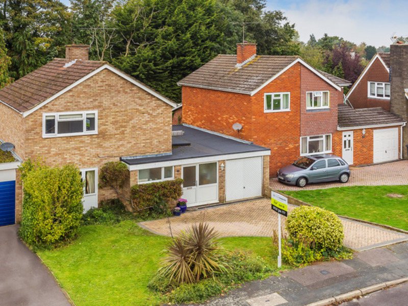 4 bed House - Link Detached For Sale in Guildford, Surrey