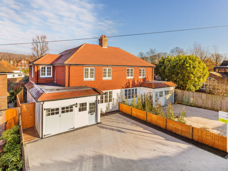 4 Bed House Semi For Sale in Reigate