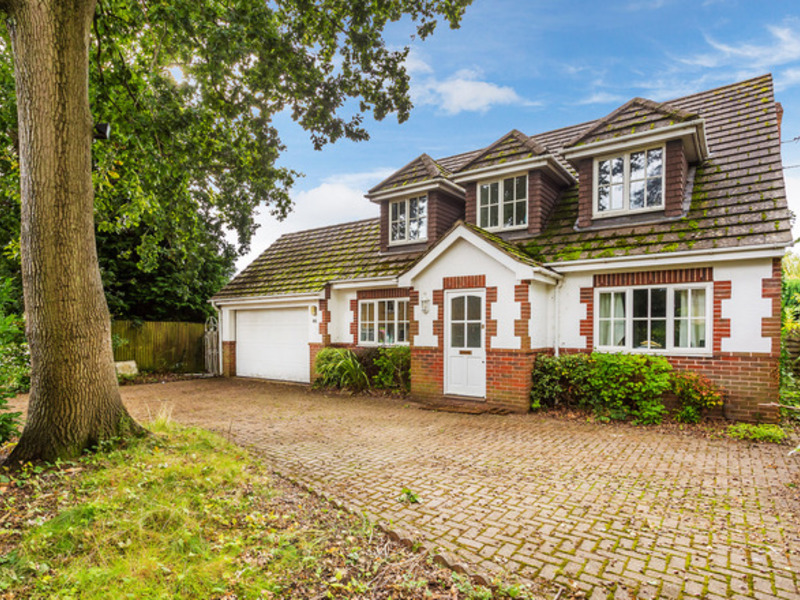 5 bed House - Detached For Sale in Crawley, West Sussex - 2
