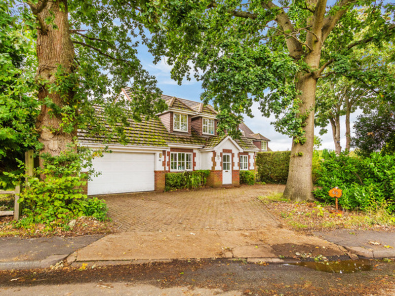 5 Bed House Detached For Sale in Crawley