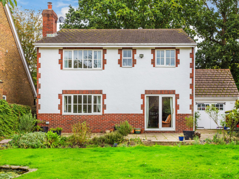 5 Bed House Detached For Sale in Crawley