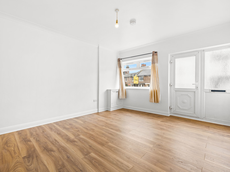 1 bed Maisonette For Sale in Redhill, Surrey